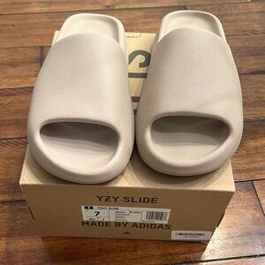 YEEZY SLIDES. SIZE 7. Color PURE.